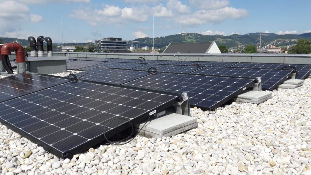 Paneles y boiler solar con revestimiento de óxido de titanio para autolimpieza del sistema y eficiencia energética