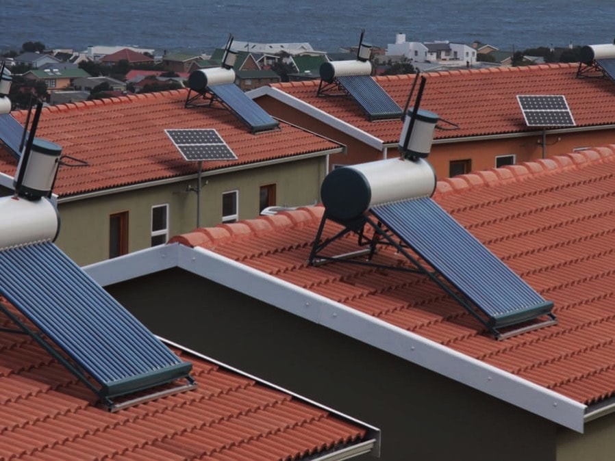 ¿Qué debes tener en cuenta antes de implementar un calentador solar?